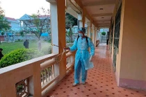Nhân viên y tế trường học đang phun khử trùng khu vực các lớp học tại trường THCS Thị trấn Tam Đường. Ảnh: Hoàng Cường.