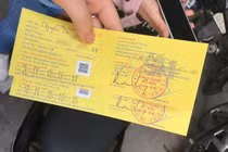 Người dân cuống cuồng, "rồng rắn" xếp hàng đi mua bảo hiểm xe máy, ô tô