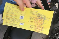 Người dân cuống cuồng, "rồng rắn" xếp hàng đi mua bảo hiểm xe máy, ô tô