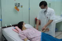 Mẹ bầu ngưng tim, tím tái, suýt mất mạng vì thuyên tắc ối