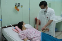 Mẹ bầu ngưng tim, tím tái, suýt mất mạng vì thuyên tắc ối