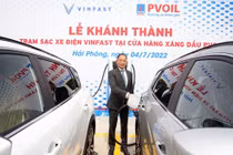 Ông Cao Hoài Dương, Chủ tịch Hội đồng Quản trị PVOIL sạc xe VinFast e34.