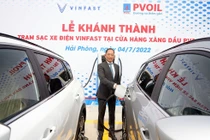 Ông Cao Hoài Dương, Chủ tịch Hội đồng Quản trị PVOIL sạc xe VinFast e34.