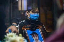 Lễ tang đau buồn của bé gái 3 tuổi bị đóng đinh vào đầu