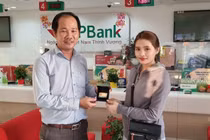 Anh Ngô Thanh Trúc trược trao giải thưởng của chương trình