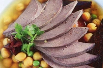 Gan lợn hầm đậu đen phục hồi cơ thể suy nhược