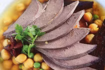 Gan lợn hầm đậu đen phục hồi cơ thể suy nhược