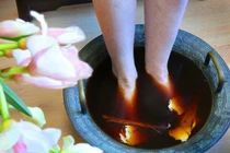 Mùa lạnh, ngâm chân đúng cách giúp giữ ấm, giảm đau nhức khớp 