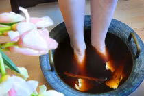 Mùa lạnh, ngâm chân đúng cách giúp giữ ấm, giảm đau nhức khớp 