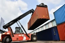 Cảng Cát Lái quá tải hàng tồn