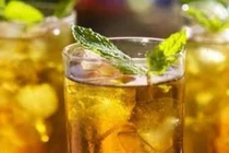 Uống trà đá nhiệt vẫn uất kết bên trong