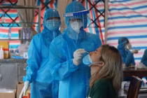 Người bán cà phê trước cổng Bệnh viện Nhi đồng 1 mắc COVID-19