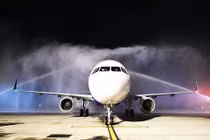 Cận cảnh máy bay đầu tiên và dàn tiếp viên của Vietravel Airlines ở sân bay Tân Sơn Nhất