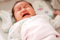 Áp đầu cù bụng trẻ dễ lồng ruột