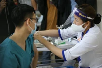 Vắc-xin ngừa COVID-19 không an toàn 100% với đại dịch