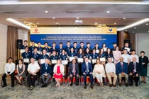 30 bạn sinh viên nhận Học bổng Khoa học Công nghệ Đào tạo Thạc sĩ, Tiến sĩ Du học nước ngoài của Tập đoàn Vingroup Khoá 2022 chụp hình lưu niệm cùng các đại biểu tham dự buổi lễ.