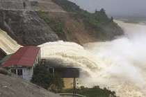 Hà Tĩnh: Các hồ đập lớn đồng loạt xả tràn, sơ tán khẩn hàng ngàn hộ dân