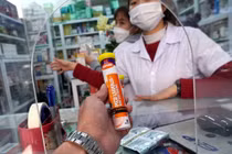 Đua nhau đi mua thuốc phòng Covid-19