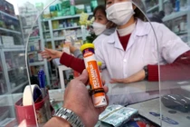 Đua nhau đi mua thuốc phòng Covid-19