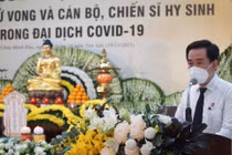 Dâng hương tưởng niệm người mất vì Covid-19