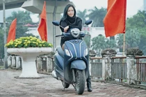 Chị Phạm Thanh Huyền bên chiếc Yamaha Grande.