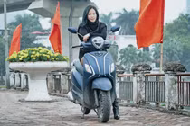 Chị Phạm Thanh Huyền bên chiếc Yamaha Grande.