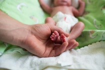 Kiểm tra kỹ bao tay, bao chân trước khi đi cho trẻ sơ sinh 