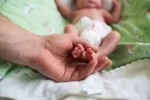 Kiểm tra kỹ bao tay, bao chân trước khi đi cho trẻ sơ sinh 