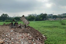 Thanh Trì – Hà Nội: Bất lực trước hoạt động đổ trộm phế thải xây dựng?