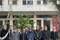 Nhóm đối tượng có độ tuổi từ 17 – 21 đã bị bắt giữ để điều tra về hành vi cướp tài sản và không tố giác tội phạm.