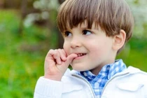 Gặm móng tay có thể mọc mụn cóc