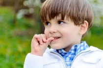 Gặm móng tay có thể mọc mụn cóc