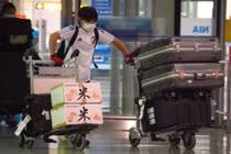 Đoàn tiền trạm đội tuyển Nhật Bản đến Hà Nội lặng lẽ trong đêm