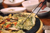 Không dùng đũa kim loại nấu ăn