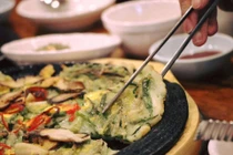 Không dùng đũa kim loại nấu ăn