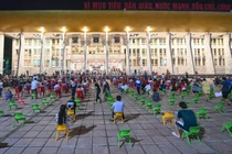 Người dân quận Hoàn Kiếm đi tiêm vaccine trong đêm