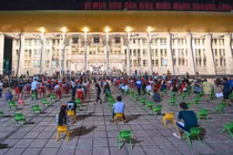 Người dân quận Hoàn Kiếm đi tiêm vaccine trong đêm