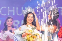 Tại cuộc thi Hoa hậu Môi trường Việt Nam mùa 1 vừa diễn ra tại Nhà hát TPHCM, người đẹp đến từ Bến Tre Nguyễn Thanh Hà đã đăng quang ngôi vị cao nhất.