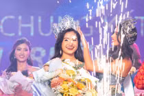 Tại cuộc thi Hoa hậu Môi trường Việt Nam mùa 1 vừa diễn ra tại Nhà hát TPHCM, người đẹp đến từ Bến Tre Nguyễn Thanh Hà đã đăng quang ngôi vị cao nhất.