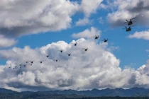 Quân đội Mỹ tiến hành diễn tập tiến công đường không ở Hawaii