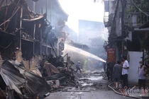 Cảnh sát hình sự điều tra nguyên nhân vụ cháy nhà máy bóng đèn Rạng Đông