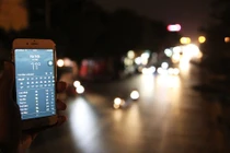 Người lao động mưu sinh trong đêm đông giá rét