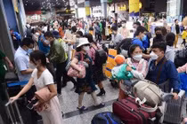 TP HCM: Hàng trăm người chen nhau đón taxi