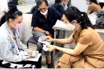 Trịnh Kim Chi trao 244 triệu đồng tiền bảo hiểm cho vợ chồng Thương Tín