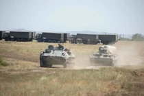 Video Tăng thiết giáp Nga diễn tập kiểm tra sẵn sàng chiến đấu