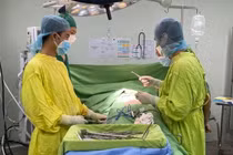 Ekip phẫu thuật cho chị T.