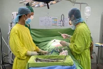 Ekip phẫu thuật cho chị T.