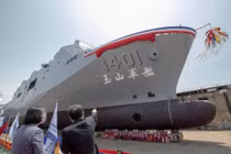 Đài Loan hạ thủy tàu đổ bộ tấn công đa năng mang tên lửa phục vụ trên Biển Đông