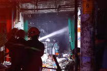 Lực lượng PCCC&CNCH tiếp cận khu vực cháy phun nước dập lửa, ngăn cháy lan.