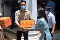 Cả nước tiếp thêm năng lượng cho các y bác sĩ tuyến đầu chống dịch